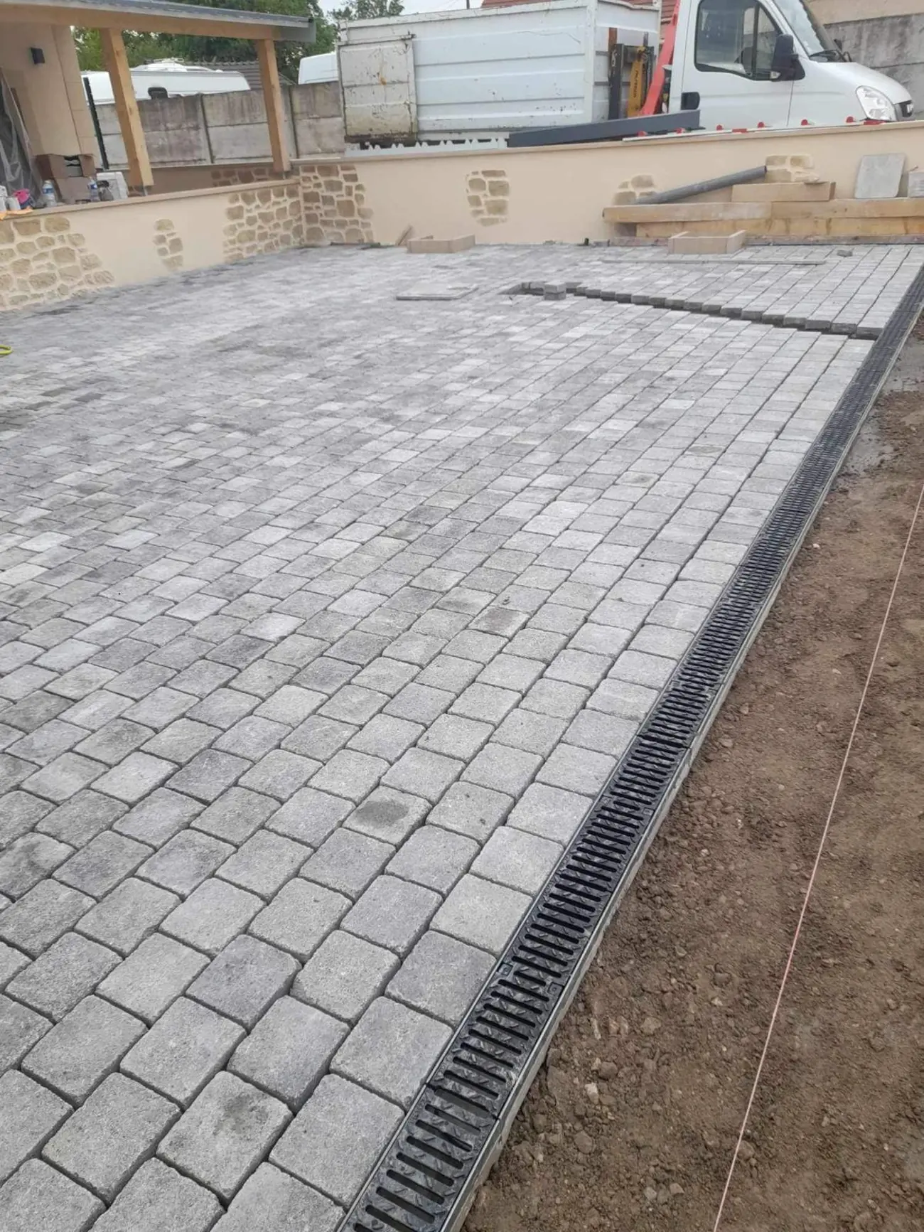 Terrasse pavée gris en cours — Maçonnerie & pavés