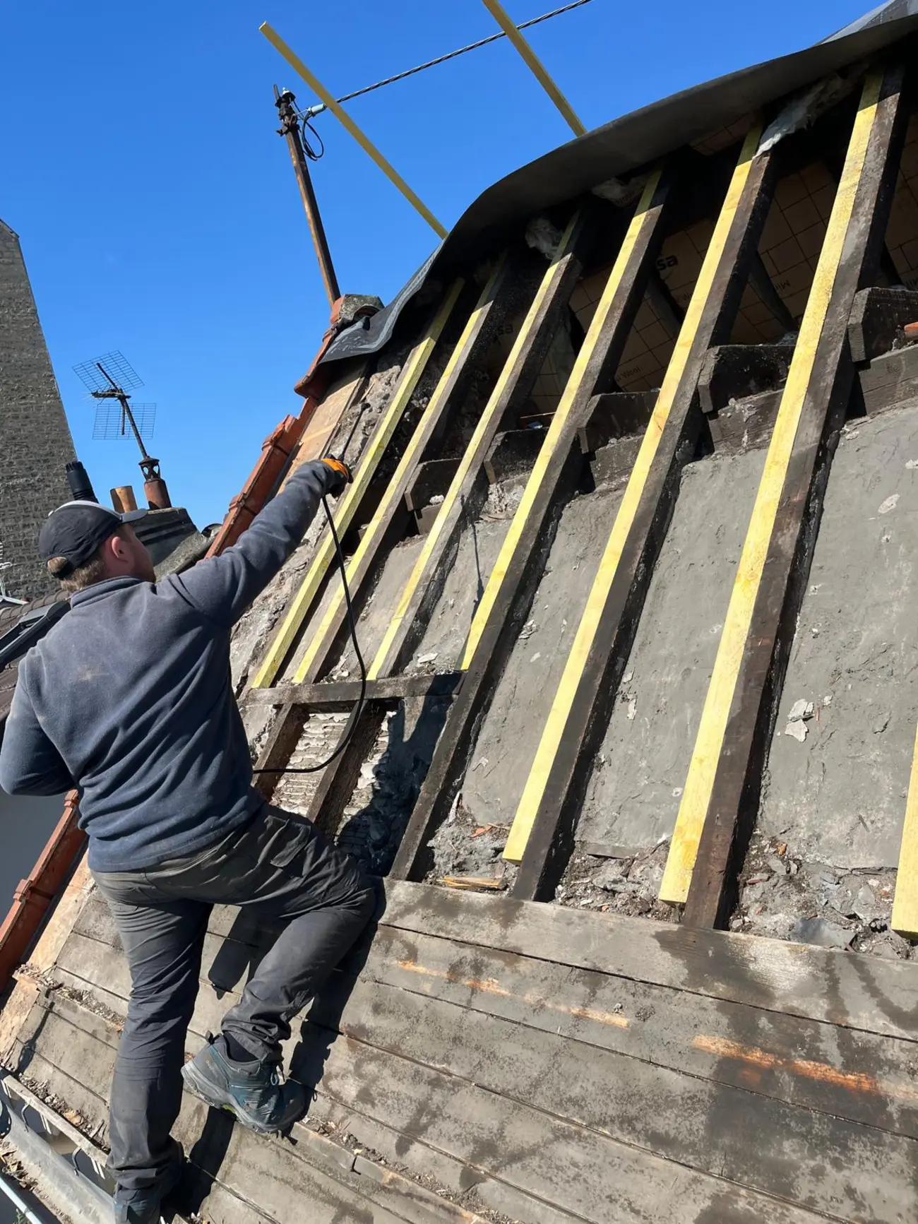 Dépose de couverture sur charpente — Charpente