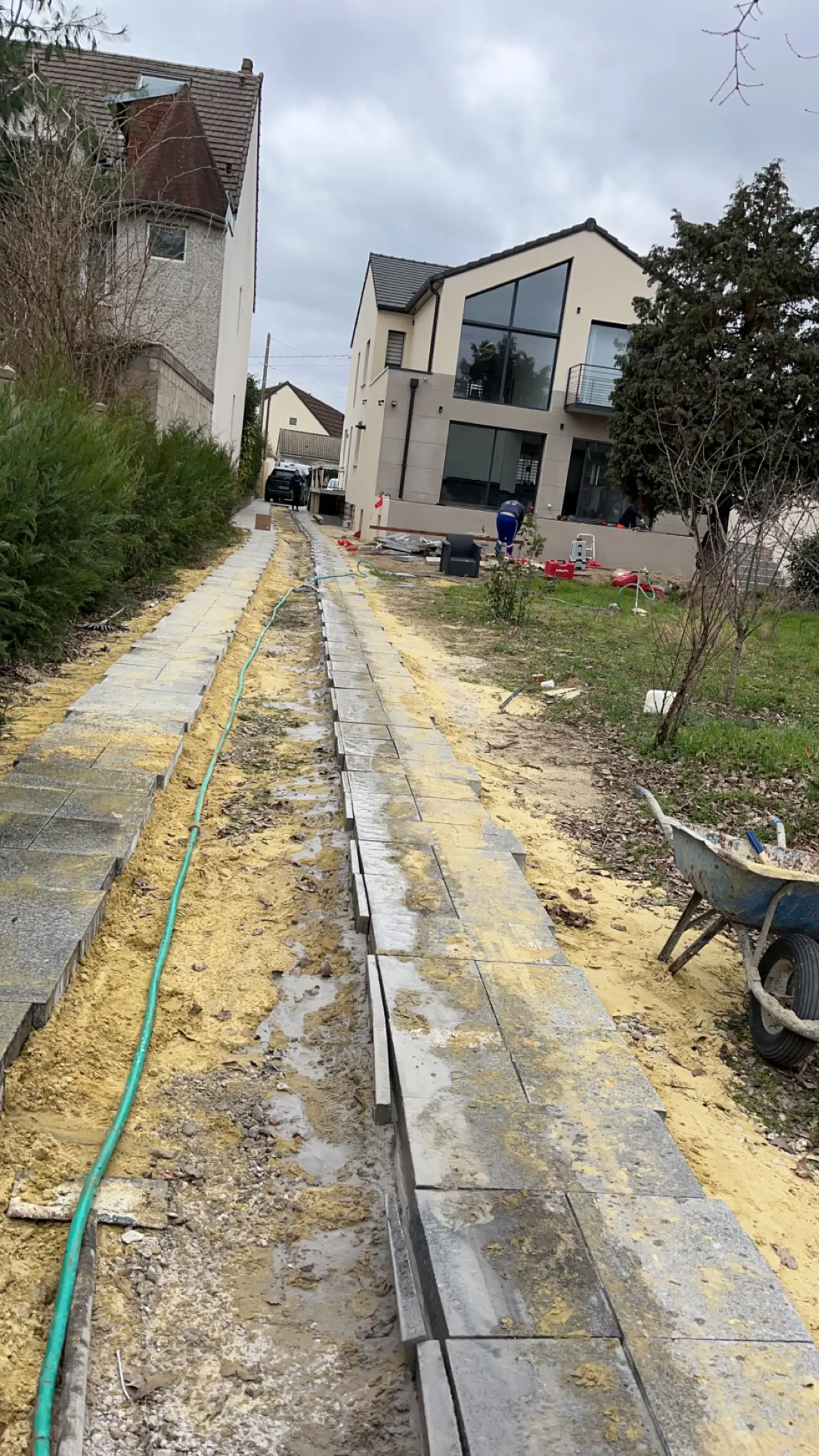Allee pavee en cours de pose — Maçonnerie & pavés