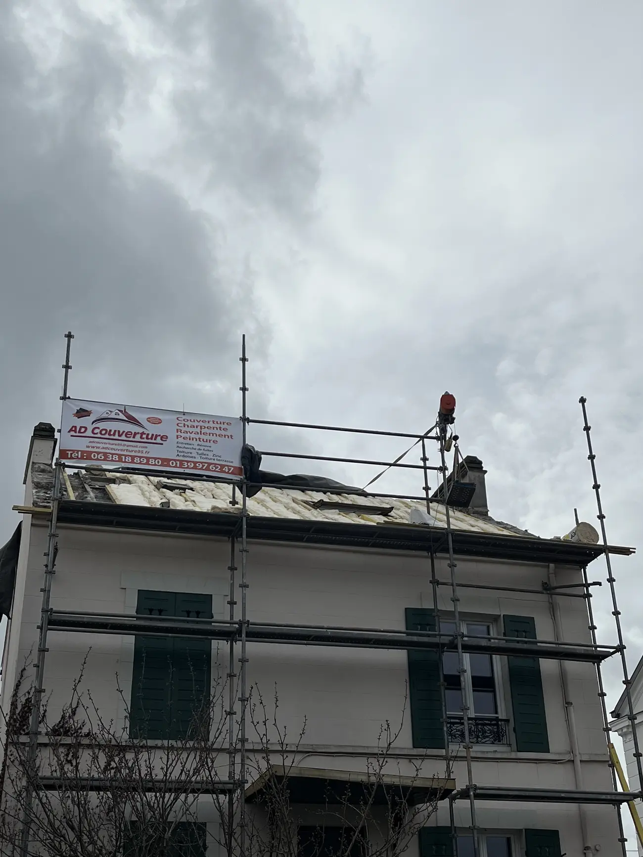Refection de toiture sous echafaudage — Toiture tuile
