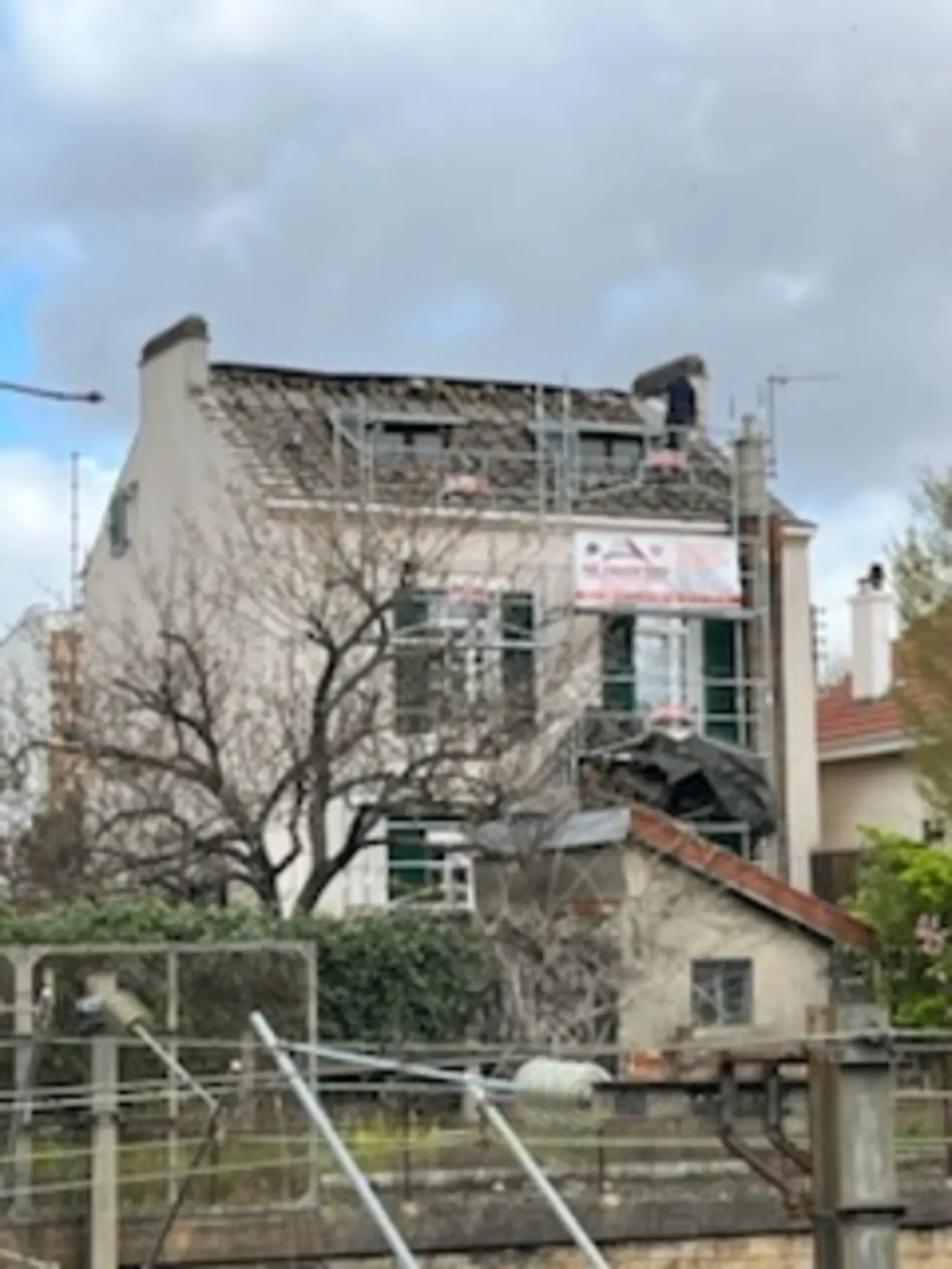 Toiture en chantier sous echafaudage — Toiture tuile