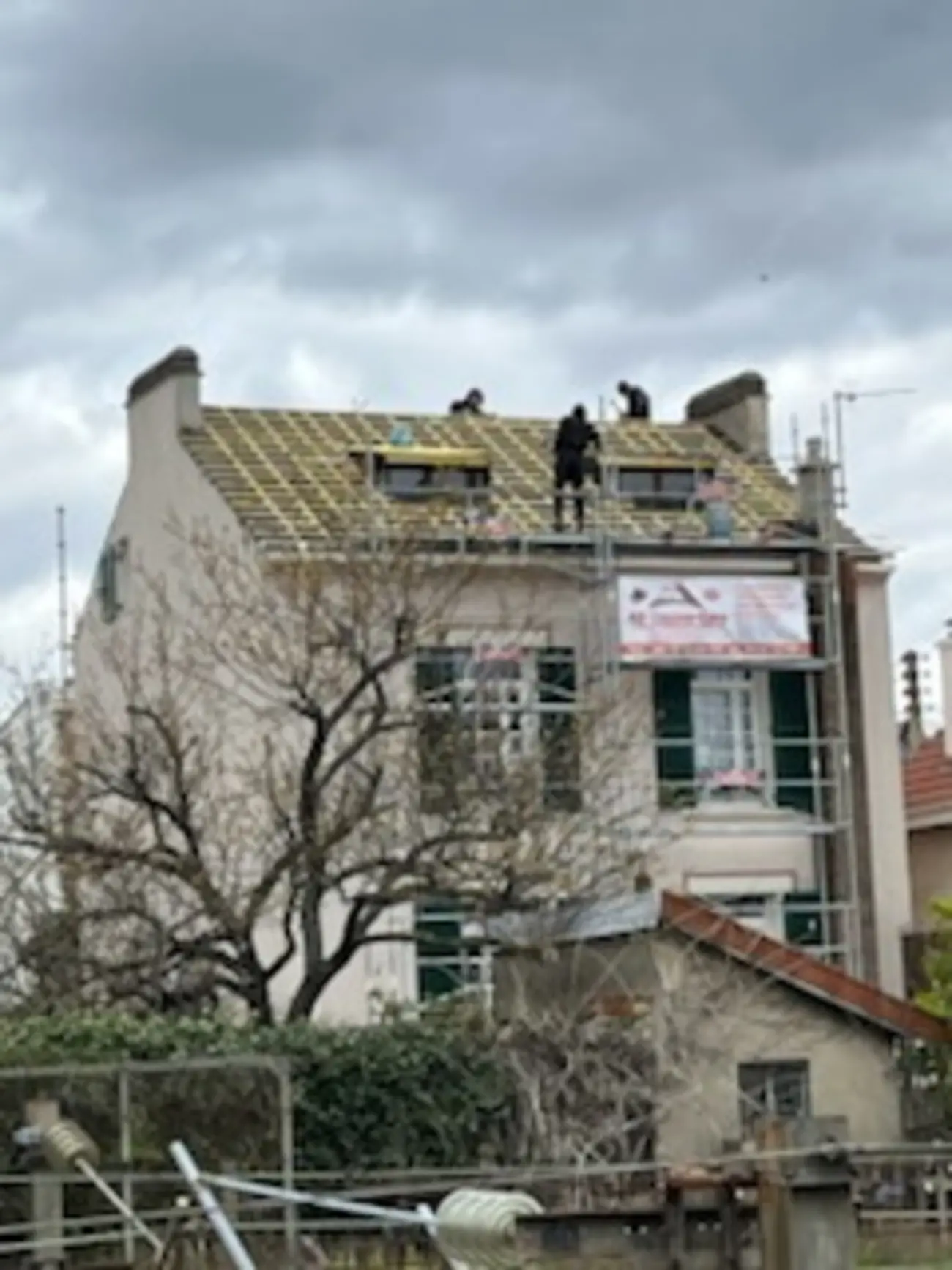 Couvreurs au travail sur toiture — Toiture tuile