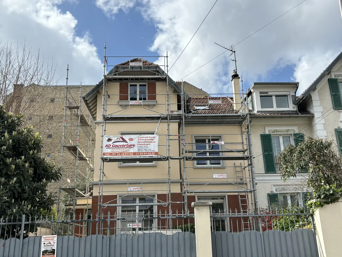 Maison sous échafaudage en chantier — Façade & ravalement