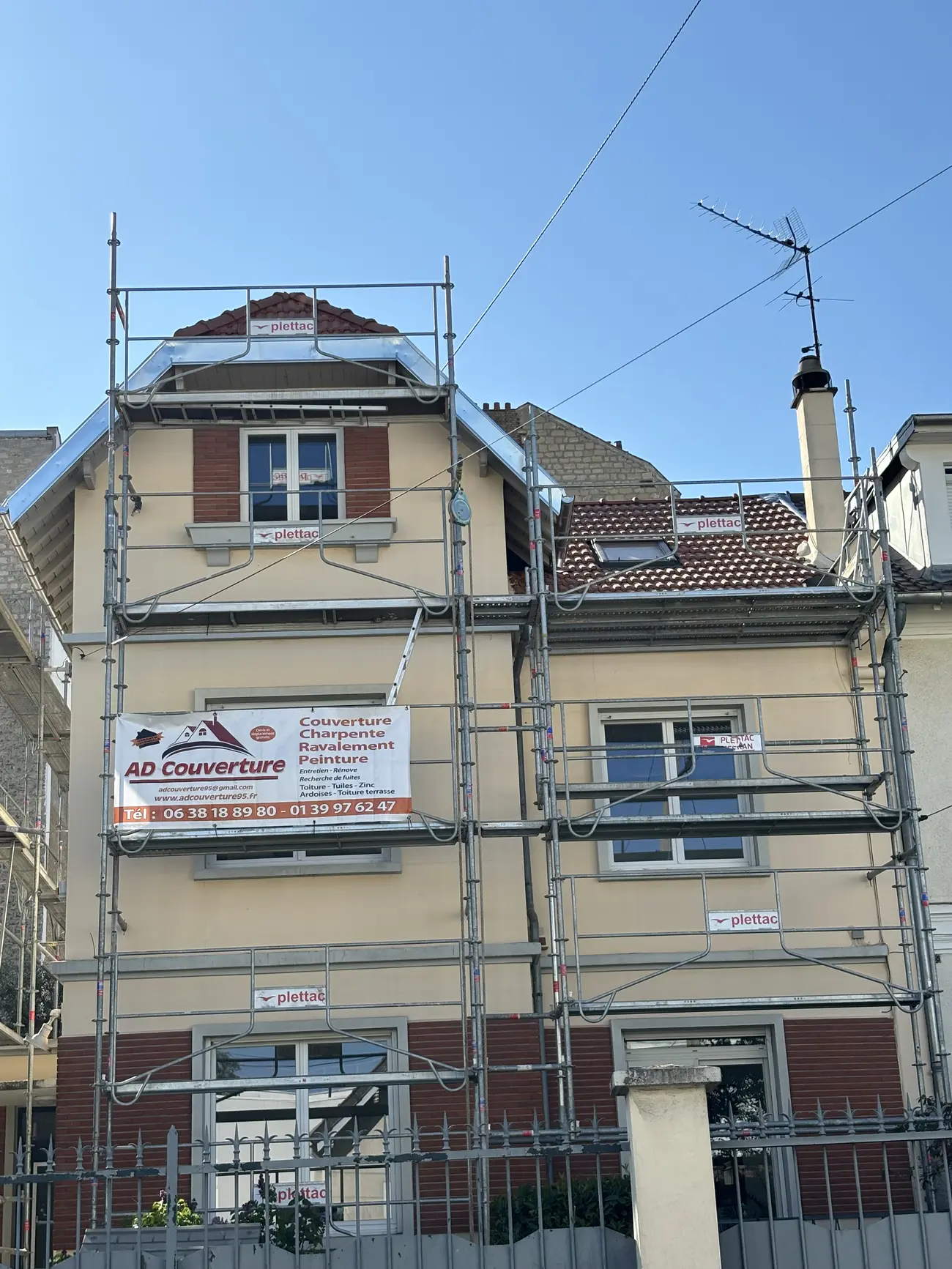 Pavillon échafaudé en travaux — Façade & ravalement
