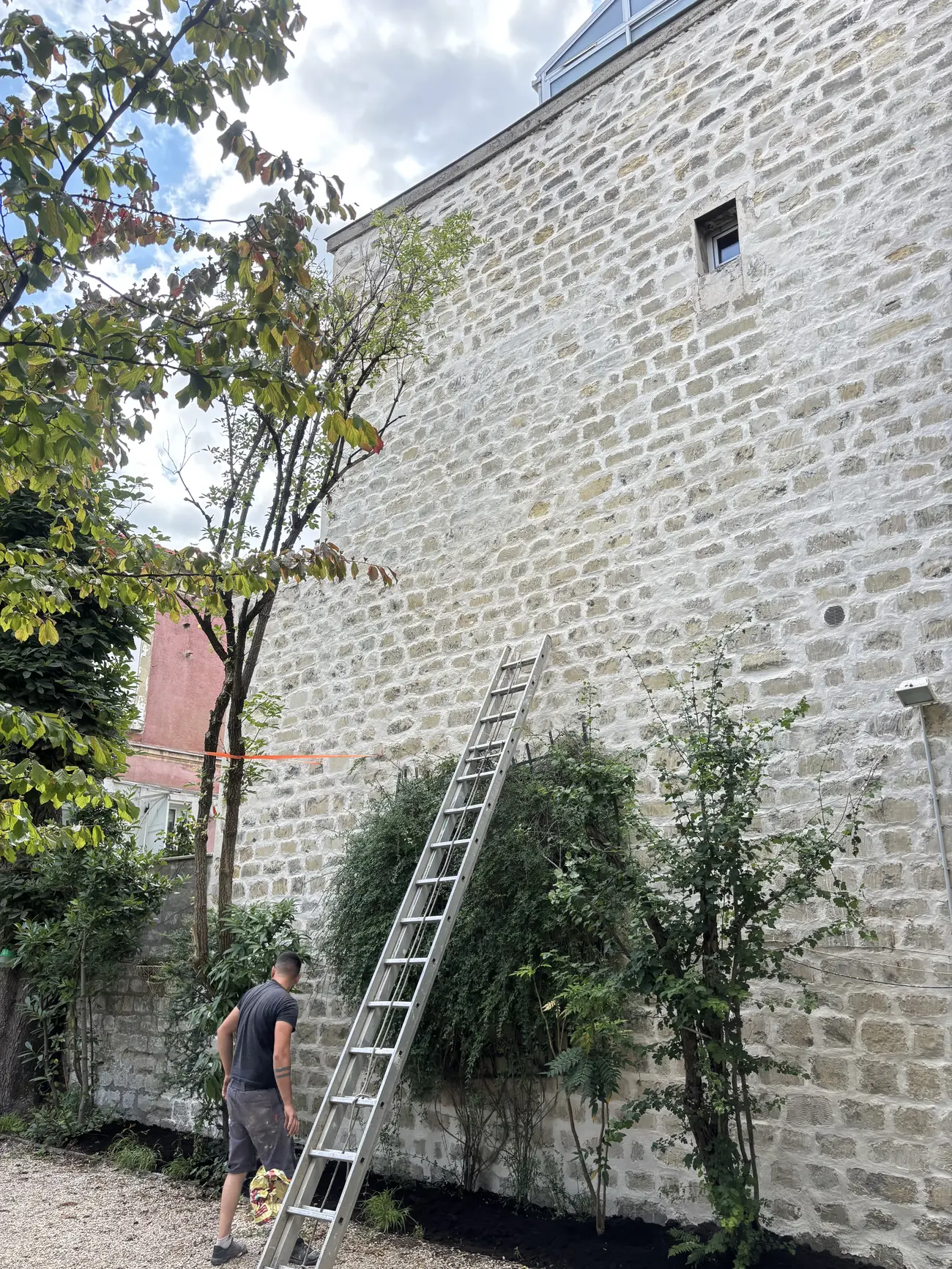 Mur en pierre avec échelle — Façade & ravalement