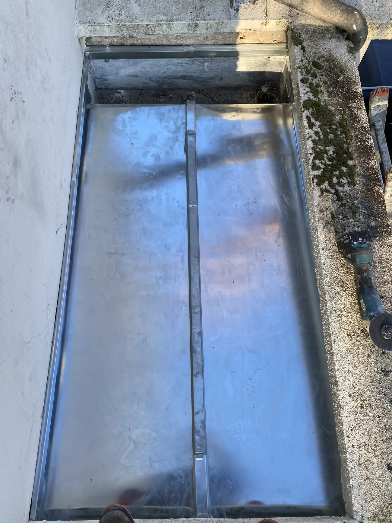 Habillage zinc d'un soupirail — Zinguerie