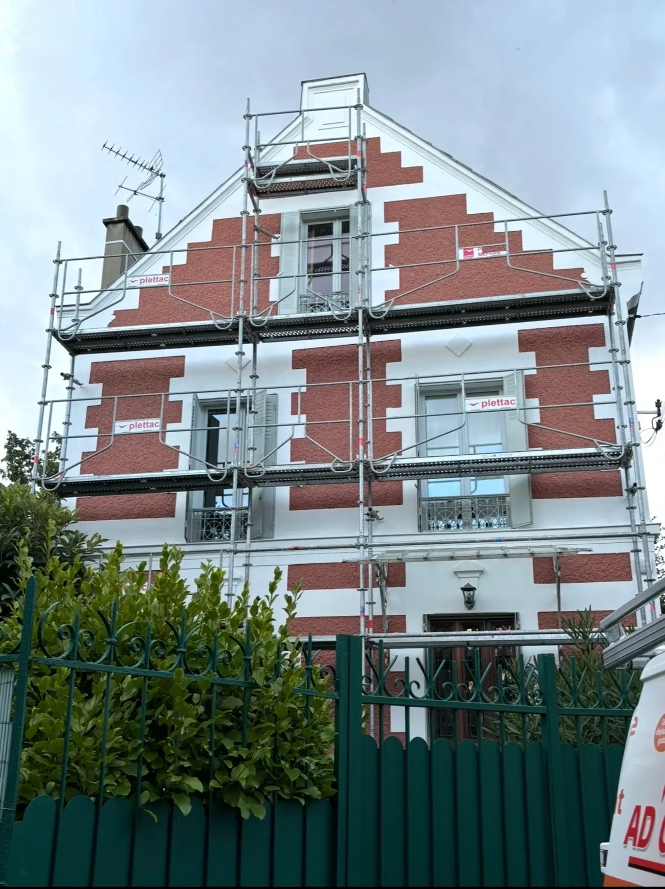 Façade meulière sous échafaudage — Façade & ravalement