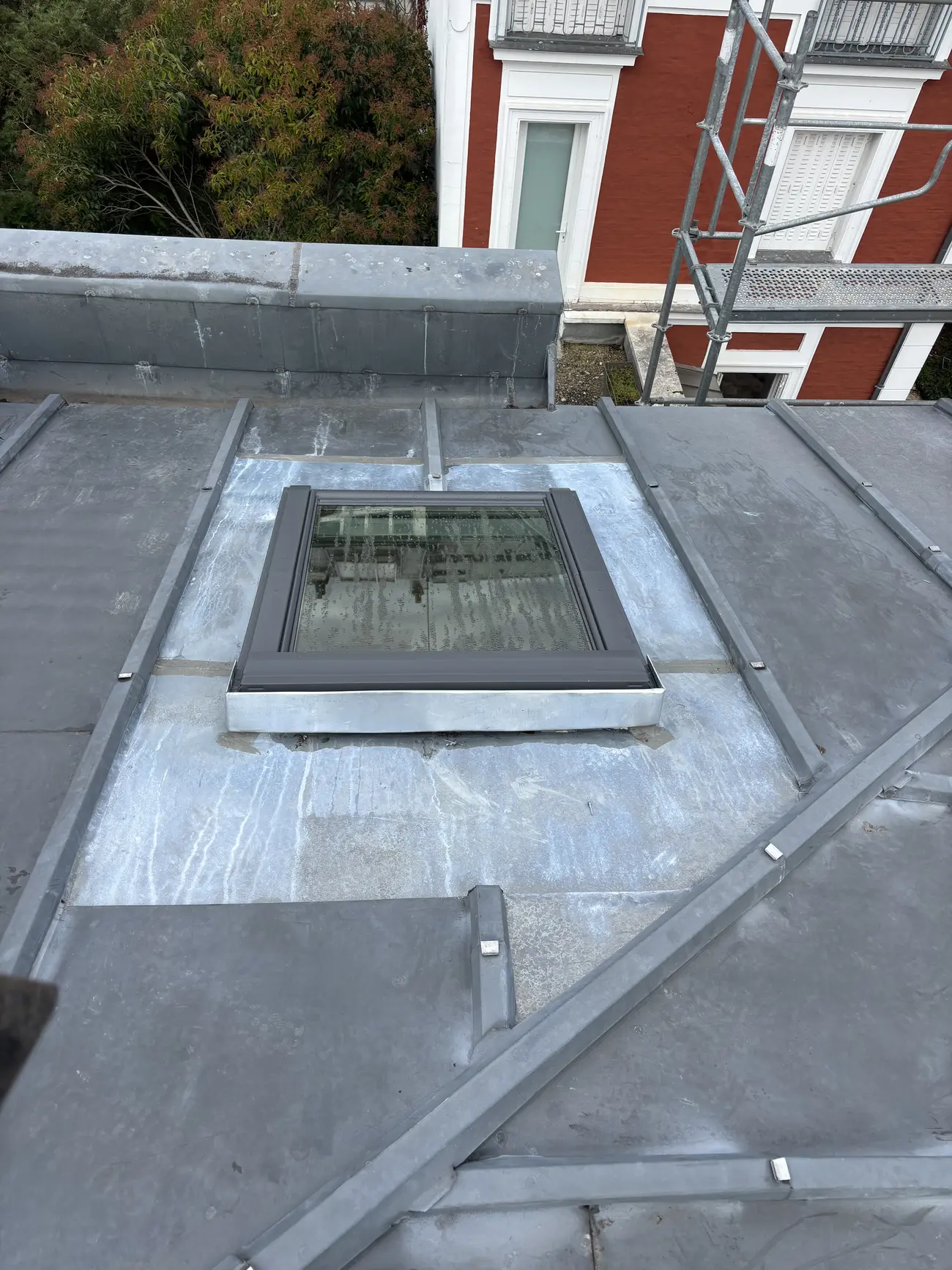 Pose de châssis sur toiture zinc — Toiture zinc