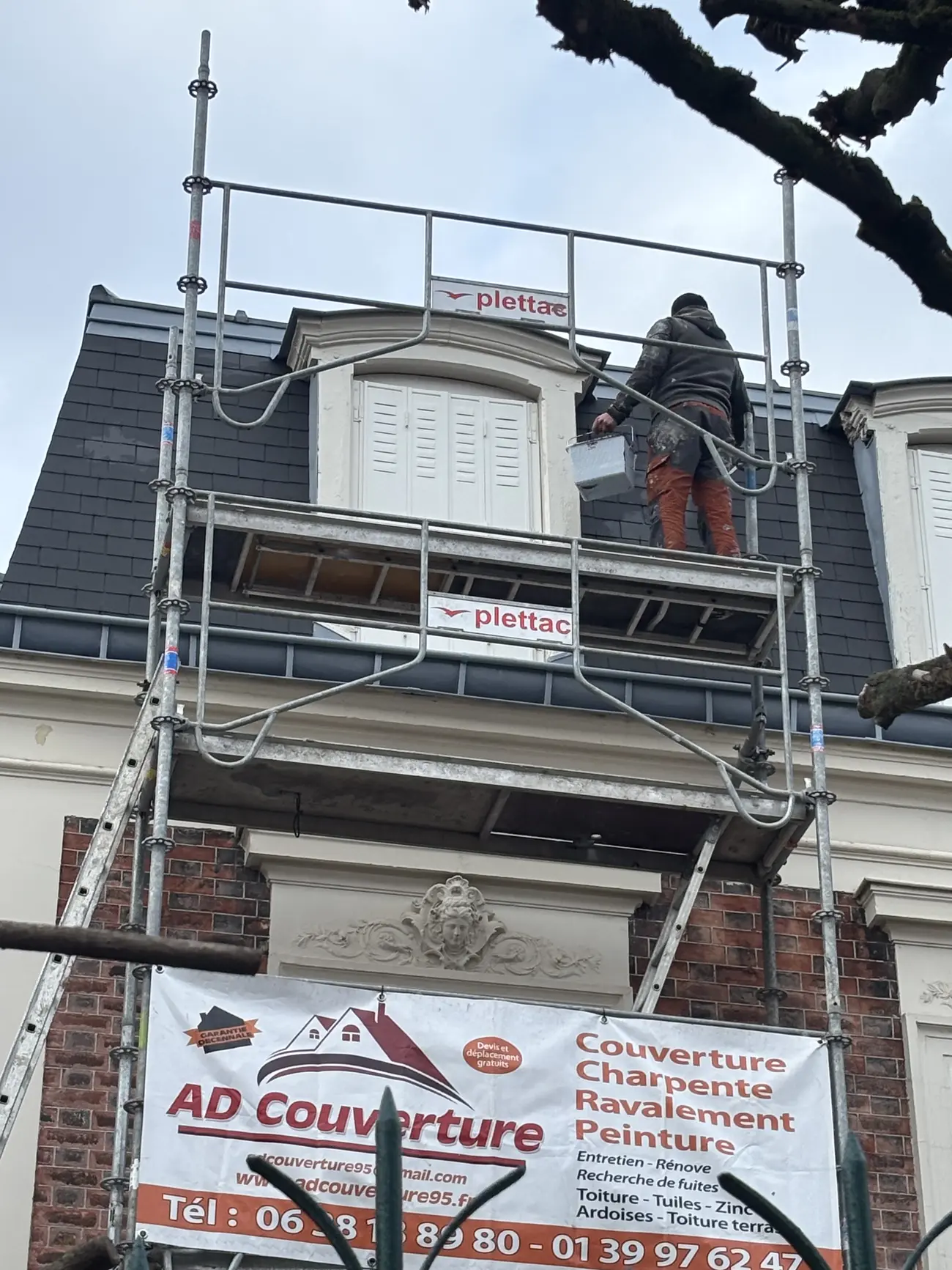 Chantier de ravalement sur échafaudage — Façade & ravalement