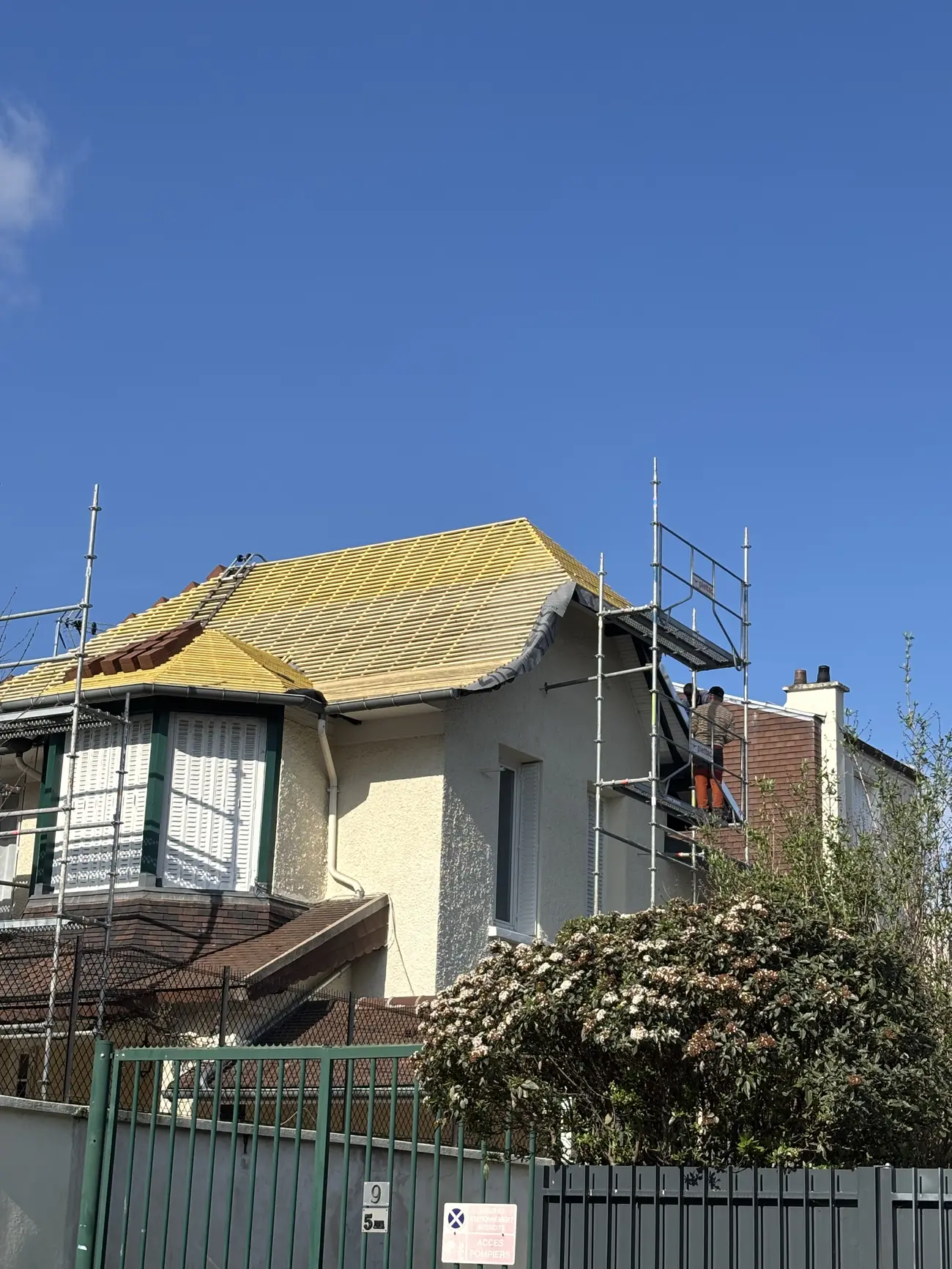 Façade enduite sous échafaudage — Façade & ravalement