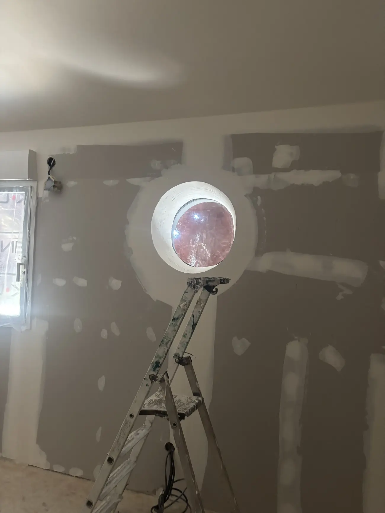 Pose d'un oeil-de-boeuf — Rénovation intérieure