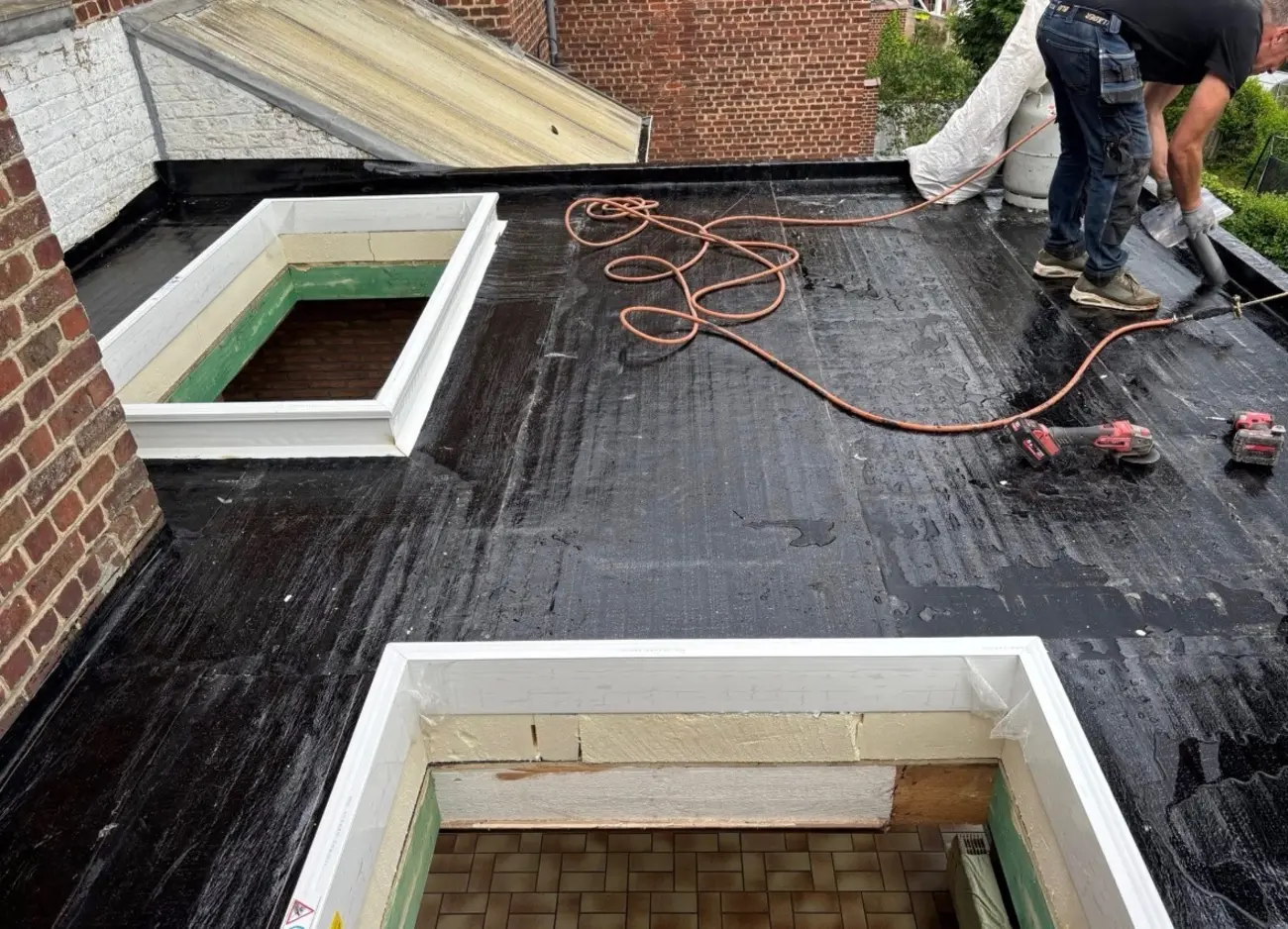 Étanchéité toit-terrasse en cours — Zinguerie