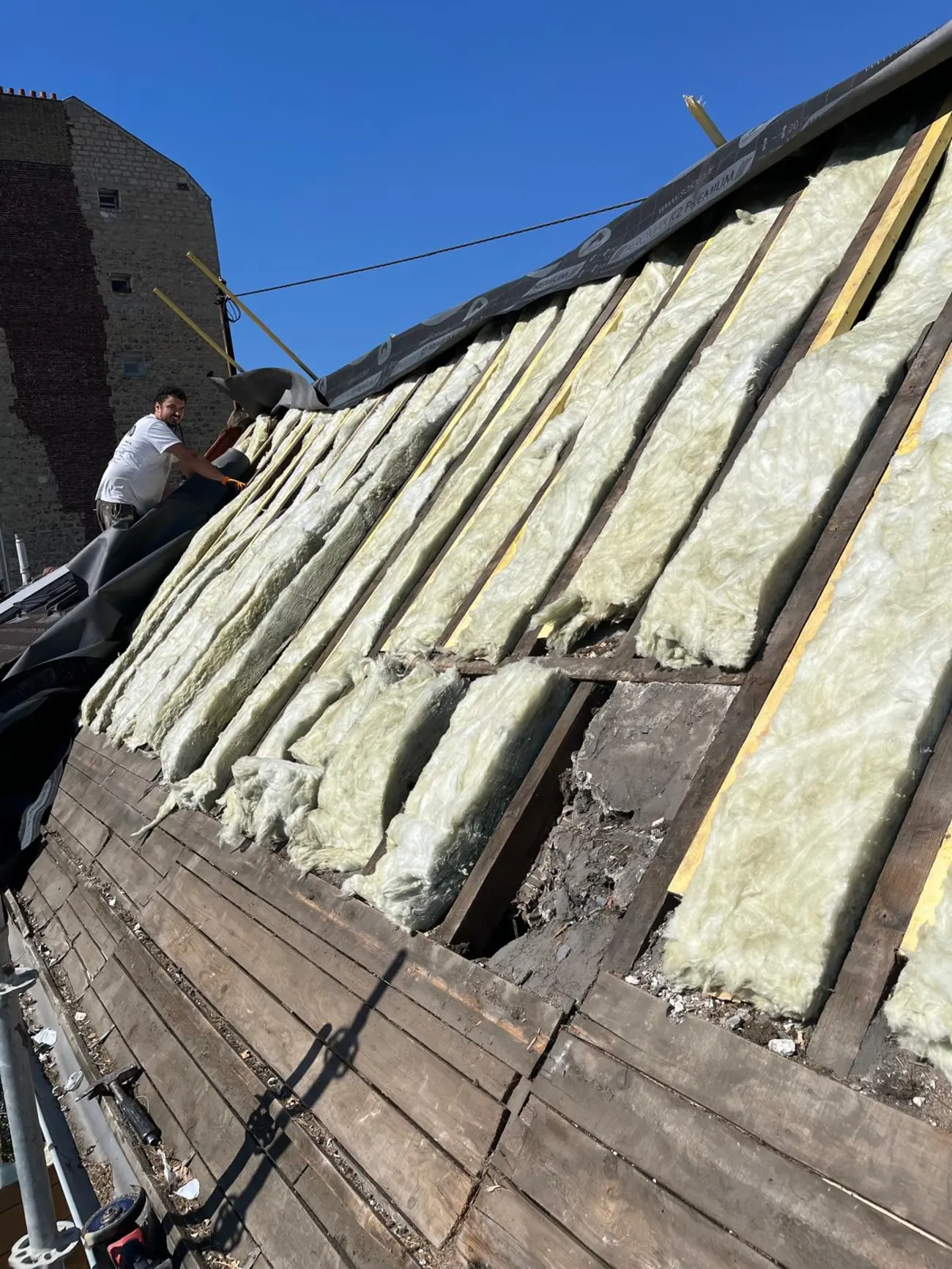 Isolation sous toiture en cours — Toiture ardoise