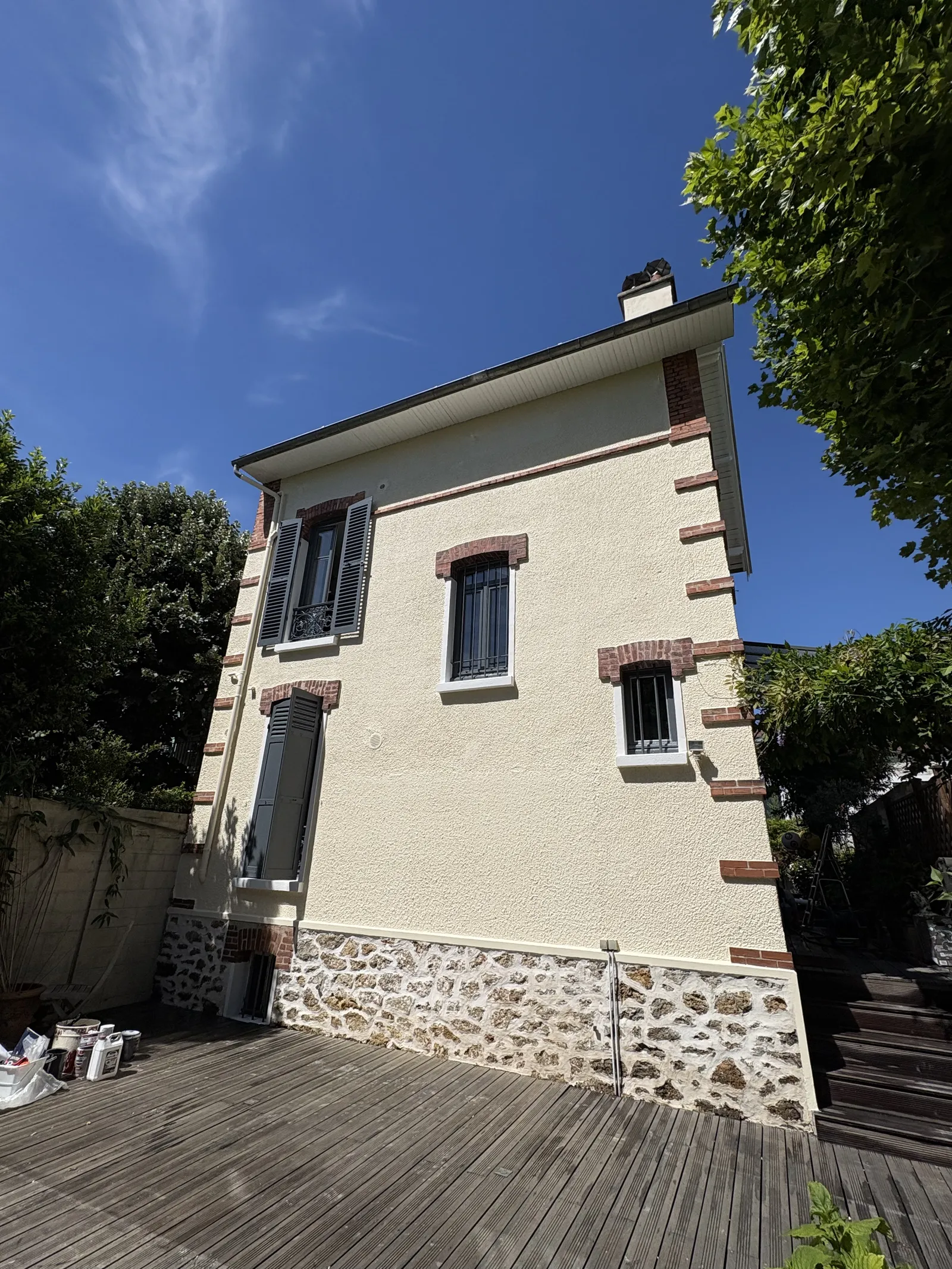 Réalisation : Façade ravalée et soubassement en pierre — Façade & ravalement
