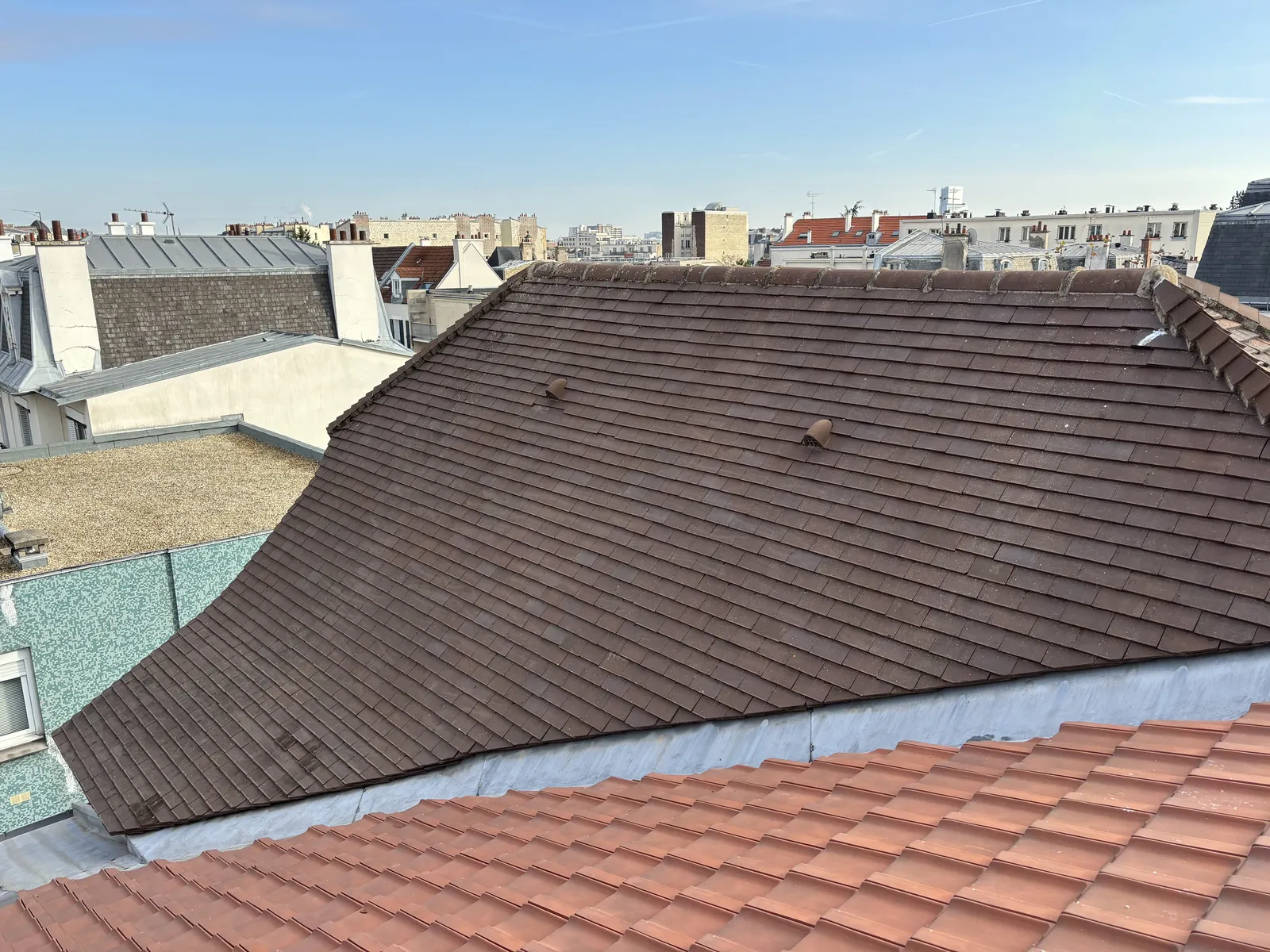 Réalisation : Toiture parisienne en tuiles plates rénovée — Toiture tuile