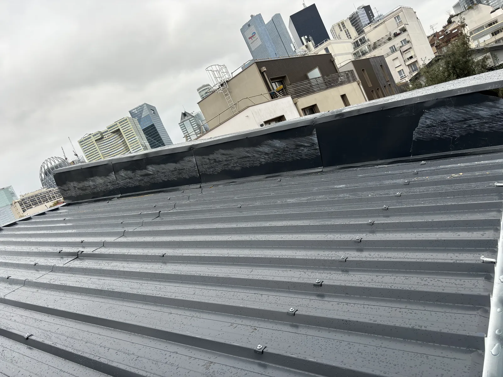 Réalisation : Bac acier anthracite face à La Défense — Toiture zinc