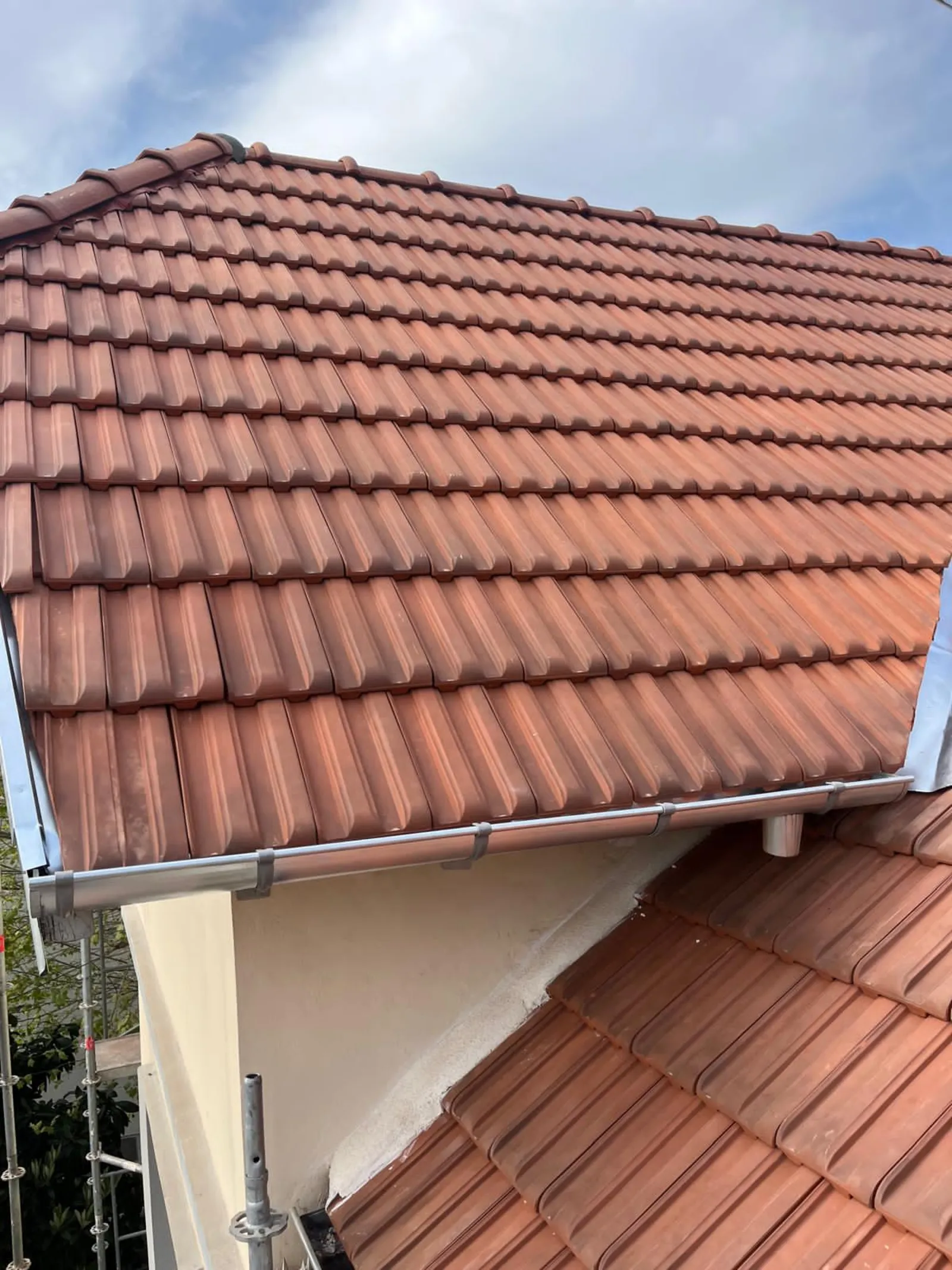 Réalisation : Toiture en tuiles et gouttière zinc — Toiture tuile