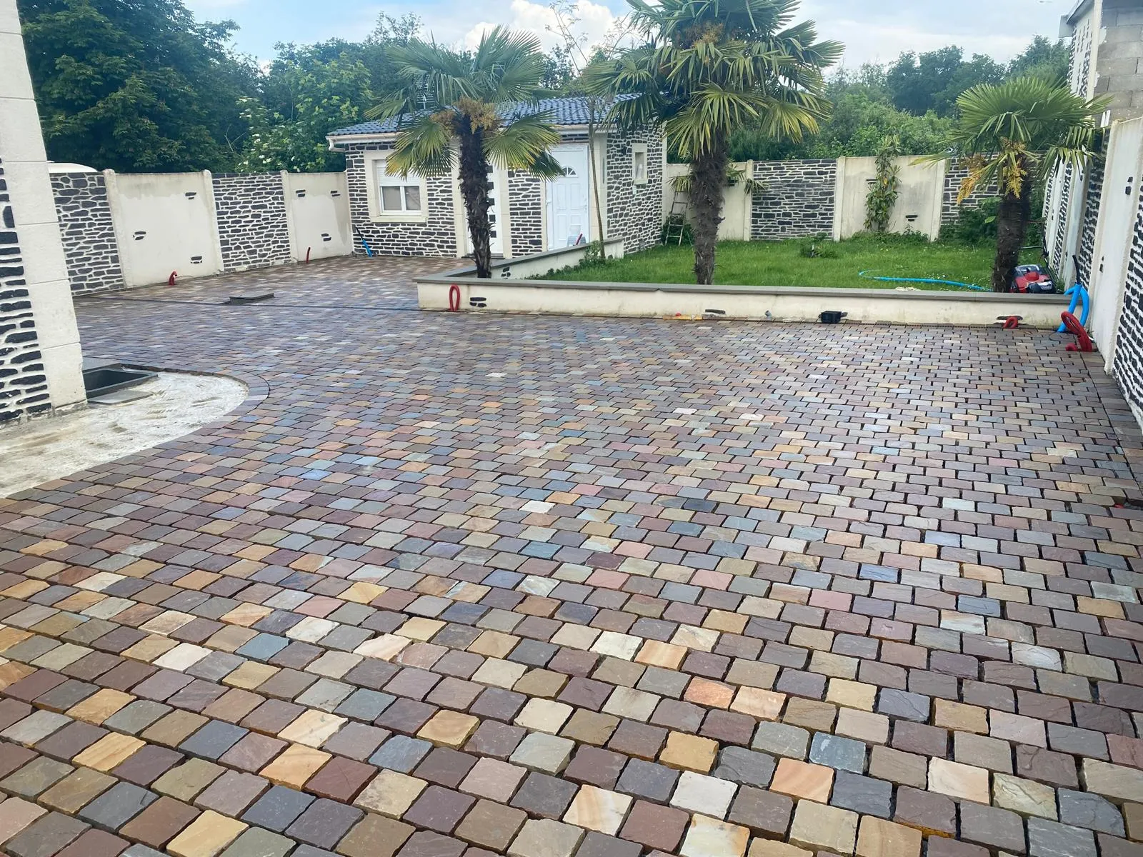 Réalisation : Cour pavée en grès multicolore — Maçonnerie & pavés
