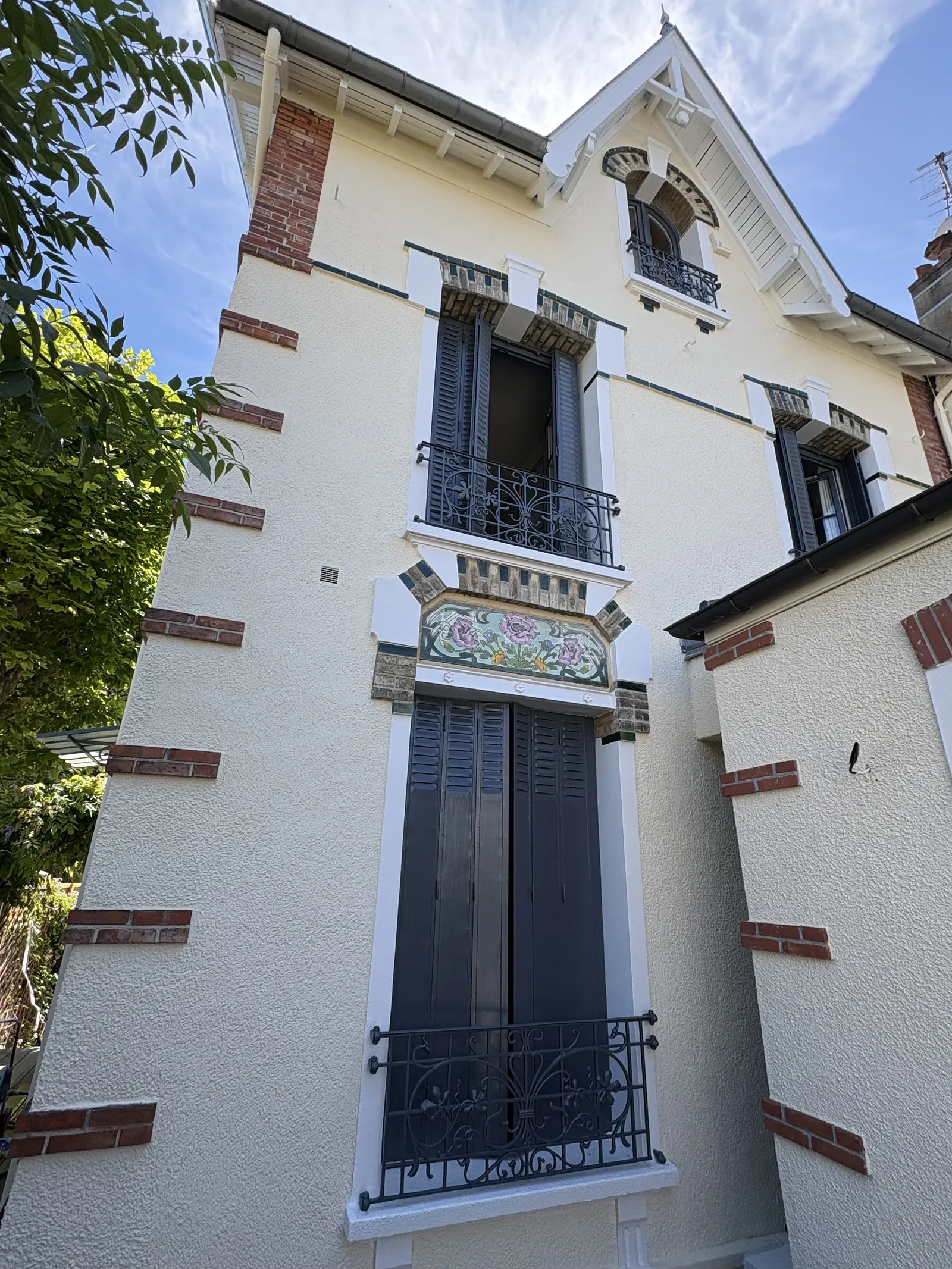 Réalisation : Façade ravalée avec décor en mosaïque — Façade & ravalement