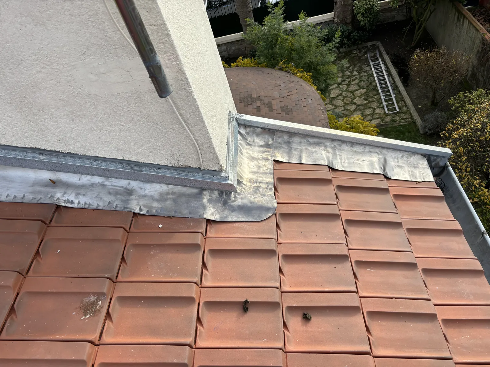 Solin zinc et noue en pied de mur — Zinguerie