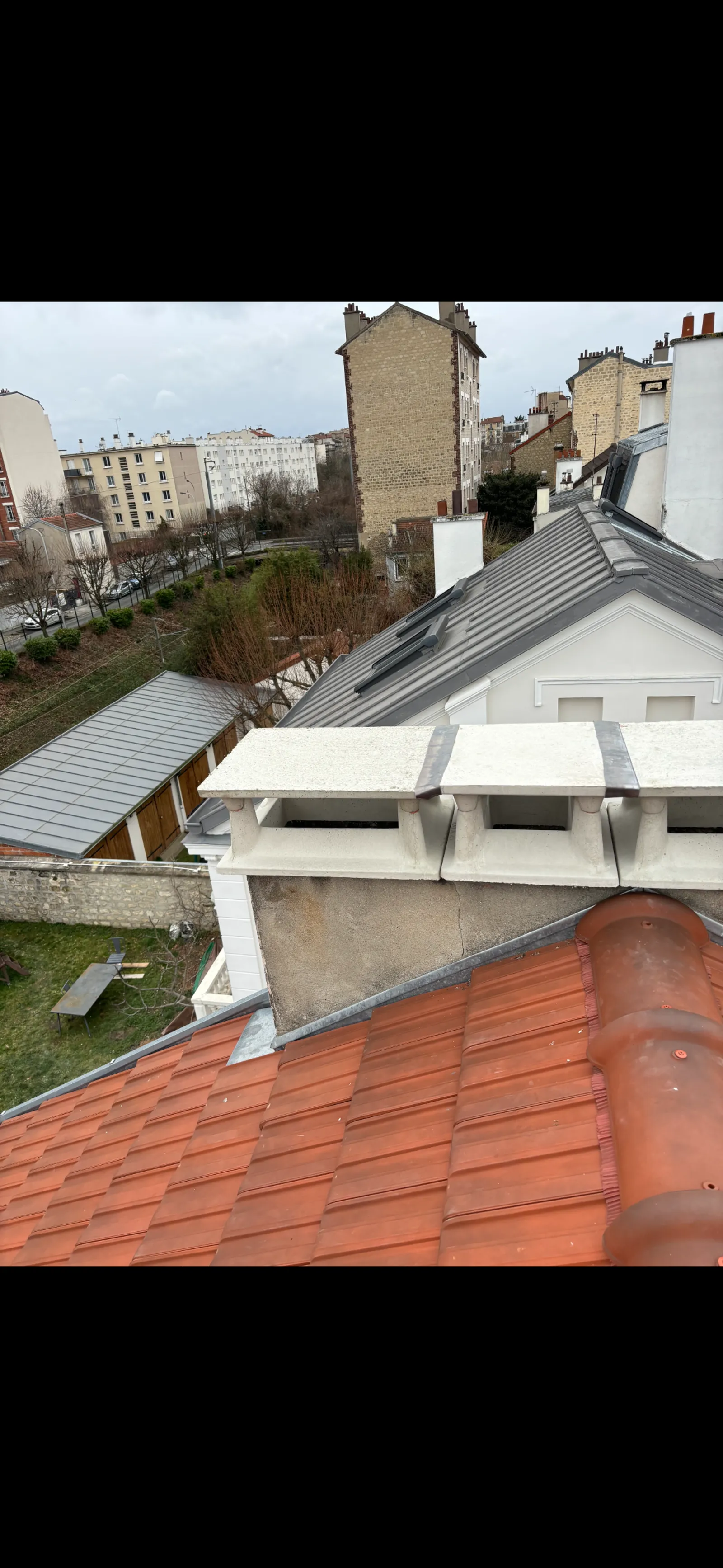 Toiture en tuiles et souche maçonnée — Toiture tuile