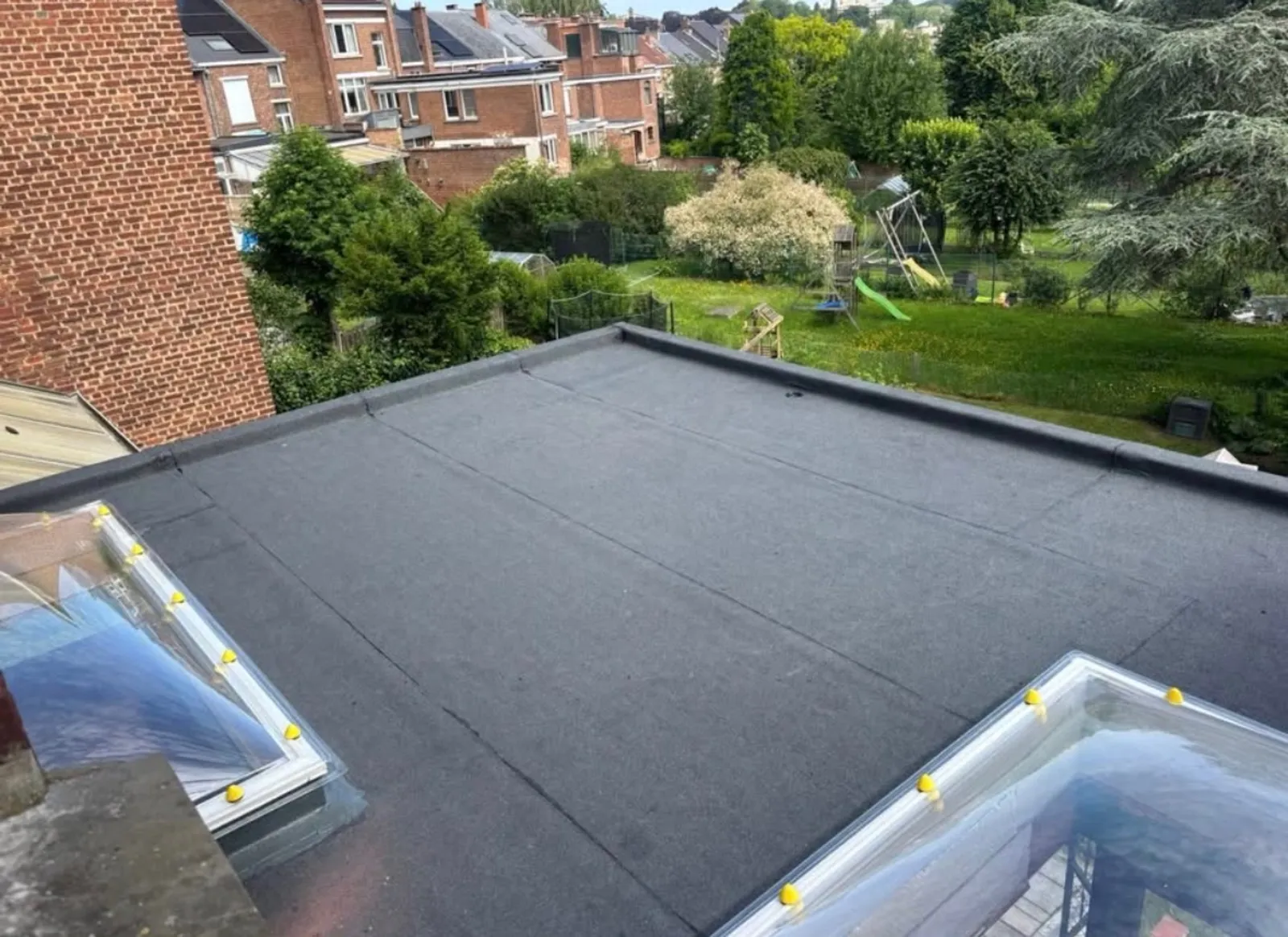 Toiture-terrasse en étanchéité bitume — Zinguerie