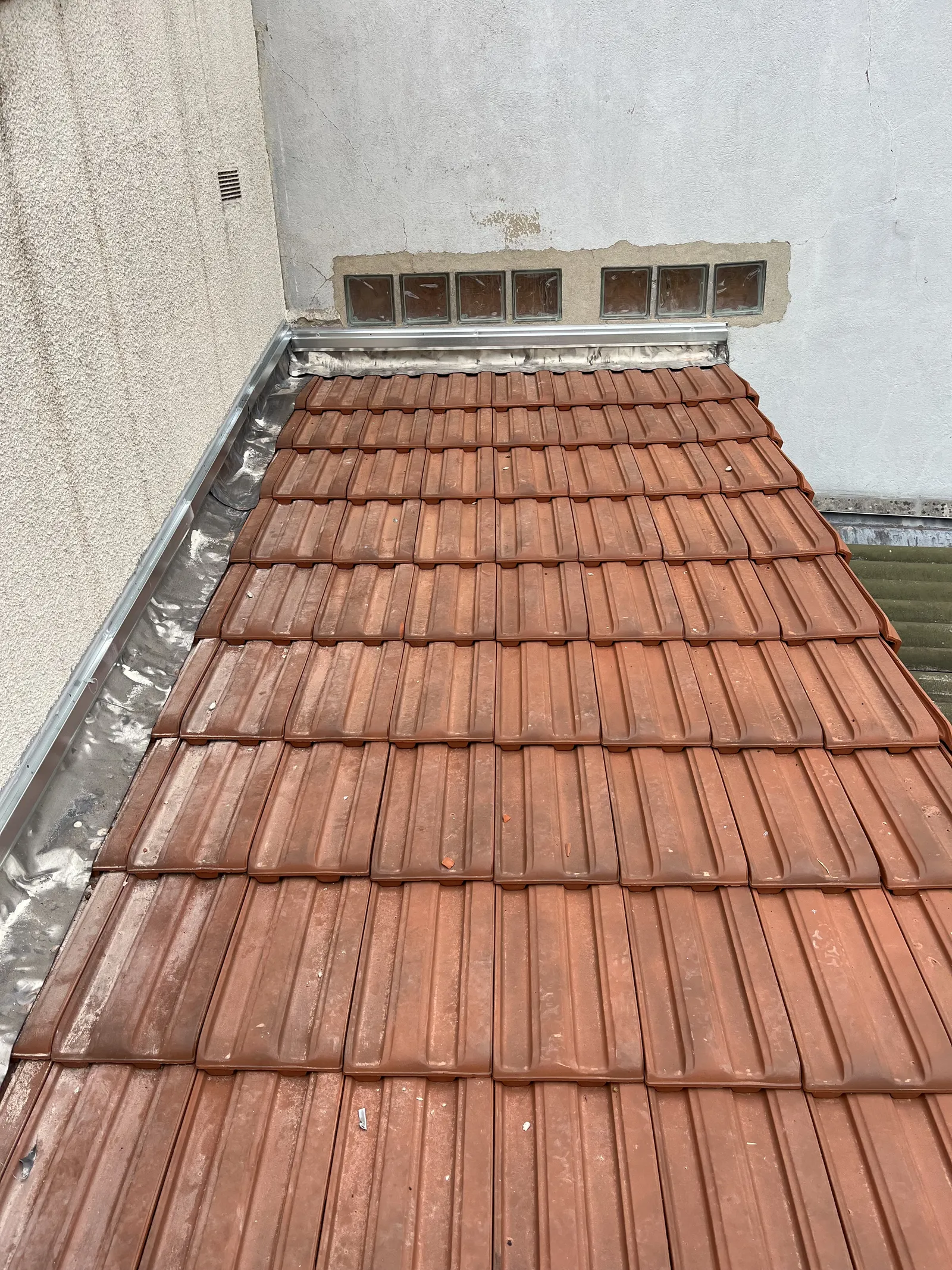 Couverture en tuiles avec solin zinc — Toiture tuile