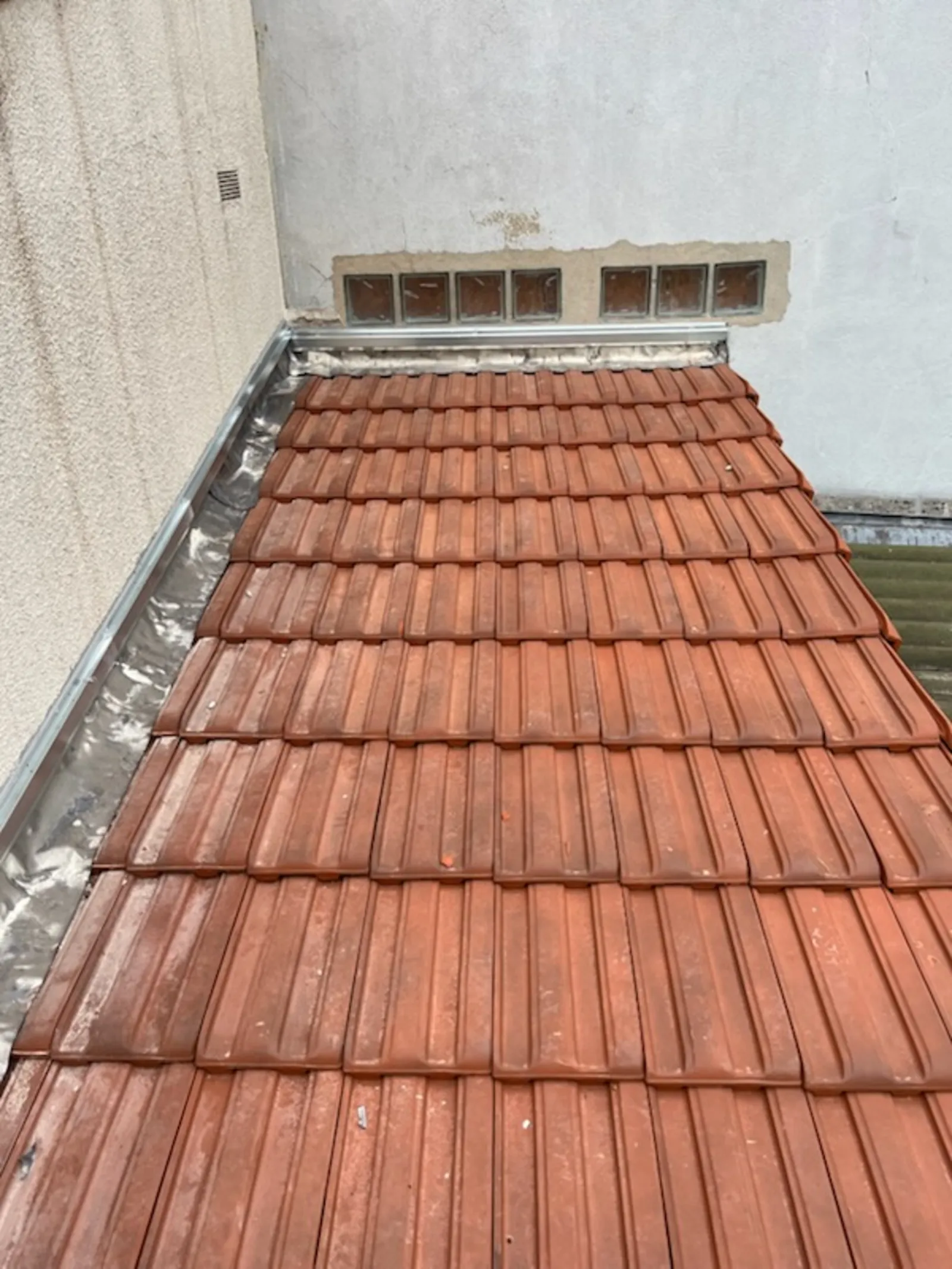 Toiture-terrasse en tuiles et zinguerie — Toiture tuile
